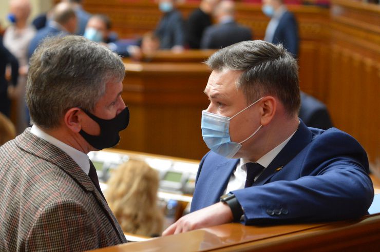 Позачергове пленарне засідання Верховної Ради України.

Голова Верховної Ради України Дмитро Разумков відкрив позачергове пленарне засідання.
Головуючий зазначив, що позачергове засідання проводиться у зв’язку з вимогою Президента України про скликання позачергового пленарного засідання Верховної Ради України дев’ятого скликання.
Головуючий надав слово для інформації щодо ескалації російсько-українського збройного конфлікту Головнокомандувачу Збройних Сил України генерал-полковнику Руслану Хомчаку.
Під час виступу на пропозицію Головнокомандувача Збройних Сил України народні депутати хвилиною мовчання вшанували пам’ять чотирьох загиблих військовослужбовців.
Прийнято Постанову 