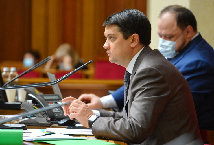 Позачергове пленарне засідання Верховної Ради України.

Голова Верховної Ради України Дмитро Разумков відкрив позачергове пленарне засідання.
Головуючий зазначив, що позачергове засідання проводиться у зв’язку з вимогою Президента України про скликання позачергового пленарного засідання Верховної Ради України дев’ятого скликання.
Головуючий надав слово для інформації щодо ескалації російсько-українського збройного конфлікту Головнокомандувачу Збройних Сил України генерал-полковнику Руслану Хомчаку.
Під час виступу на пропозицію Головнокомандувача Збройних Сил України народні депутати хвилиною мовчання вшанували пам’ять чотирьох загиблих військовослужбовців.
Прийнято Постанову 