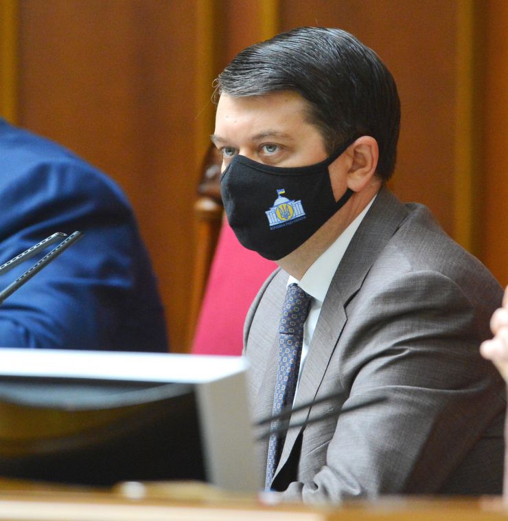 Позачергове пленарне засідання Верховної Ради України.

Голова Верховної Ради України Дмитро Разумков відкрив позачергове пленарне засідання.
Головуючий зазначив, що позачергове засідання проводиться у зв’язку з вимогою Президента України про скликання позачергового пленарного засідання Верховної Ради України дев’ятого скликання.
Головуючий надав слово для інформації щодо ескалації російсько-українського збройного конфлікту Головнокомандувачу Збройних Сил України генерал-полковнику Руслану Хомчаку.
Під час виступу на пропозицію Головнокомандувача Збройних Сил України народні депутати хвилиною мовчання вшанували пам’ять чотирьох загиблих військовослужбовців.
Прийнято Постанову 
