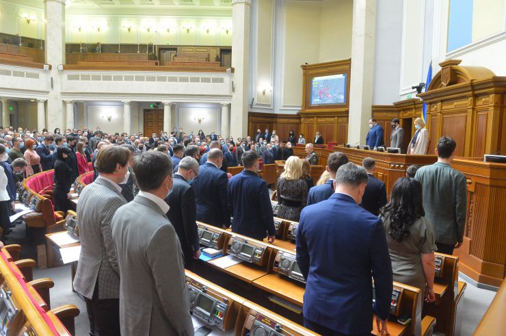 Позачергове пленарне засідання Верховної Ради України.

Голова Верховної Ради України Дмитро Разумков відкрив позачергове пленарне засідання.
Головуючий зазначив, що позачергове засідання проводиться у зв’язку з вимогою Президента України про скликання позачергового пленарного засідання Верховної Ради України дев’ятого скликання.
Головуючий надав слово для інформації щодо ескалації російсько-українського збройного конфлікту Головнокомандувачу Збройних Сил України генерал-полковнику Руслану Хомчаку.
Під час виступу на пропозицію Головнокомандувача Збройних Сил України народні депутати хвилиною мовчання вшанували пам’ять чотирьох загиблих військовослужбовців.
Прийнято Постанову 