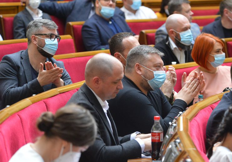Позачергове пленарне засідання Верховної Ради України.

Голова Верховної Ради України Дмитро Разумков відкрив позачергове пленарне засідання.
Головуючий зазначив, що позачергове засідання проводиться у зв’язку з вимогою Президента України про скликання позачергового пленарного засідання Верховної Ради України дев’ятого скликання.
Головуючий надав слово для інформації щодо ескалації російсько-українського збройного конфлікту Головнокомандувачу Збройних Сил України генерал-полковнику Руслану Хомчаку.
Під час виступу на пропозицію Головнокомандувача Збройних Сил України народні депутати хвилиною мовчання вшанували пам’ять чотирьох загиблих військовослужбовців.
Прийнято Постанову 
