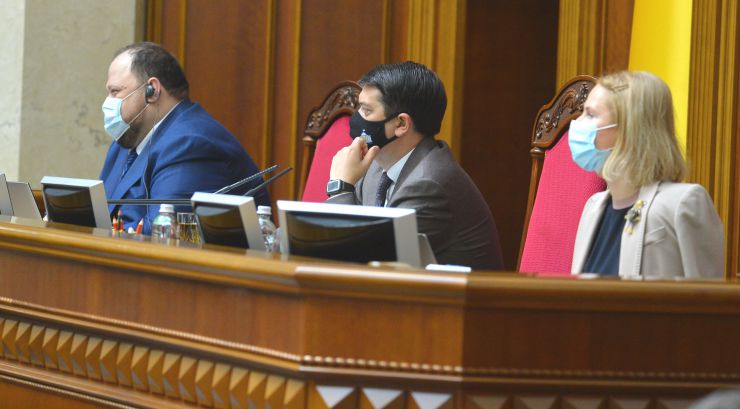 Позачергове пленарне засідання Верховної Ради України.

Голова Верховної Ради України Дмитро Разумков відкрив позачергове пленарне засідання.
Головуючий зазначив, що позачергове засідання проводиться у зв’язку з вимогою Президента України про скликання позачергового пленарного засідання Верховної Ради України дев’ятого скликання.
Головуючий надав слово для інформації щодо ескалації російсько-українського збройного конфлікту Головнокомандувачу Збройних Сил України генерал-полковнику Руслану Хомчаку.
Під час виступу на пропозицію Головнокомандувача Збройних Сил України народні депутати хвилиною мовчання вшанували пам’ять чотирьох загиблих військовослужбовців.
Прийнято Постанову 