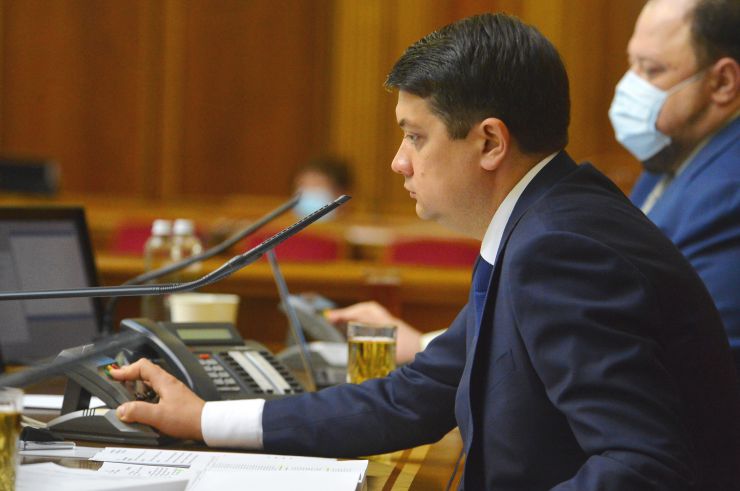 Пленарне засідання Верховної Ради України.

Голова Верховної Ради України Дмитро Разумков відкрив пленарне засідання.
Народні депутати продовжують розглядати правки до законопроекту про внесення змін до Земельного кодексу України та інших законодавчих актів щодо удосконалення системи управління та дерегуляції у сфері земельних відносин №2194. Дмитро Разумков 
