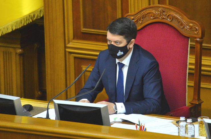 Пленарне засідання Верховної Ради України.

Голова Верховної Ради України Дмитро Разумков відкрив пленарне засідання.
Народні депутати продовжують розглядати правки до законопроекту про внесення змін до Земельного кодексу України та інших законодавчих актів щодо удосконалення системи управління та дерегуляції у сфері земельних відносин №2194. Дмитро Разумков 
