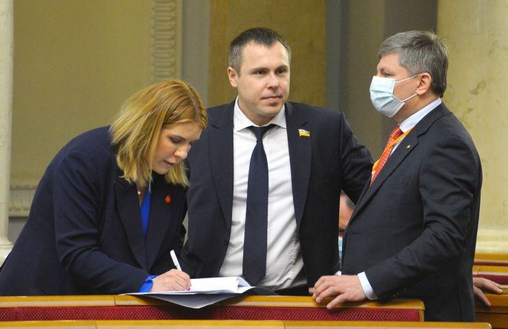 Пленарне засідання Верховної Ради України.

Голова Верховної Ради України Дмитро Разумков відкрив пленарне засідання.
Народні депутати продовжують розглядати правки до законопроекту про внесення змін до Земельного кодексу України та інших законодавчих актів щодо удосконалення системи управління та дерегуляції у сфері земельних відносин №2194. Кіра Рудик ГОЛОС Роман Костенко Голос Артур Герасимов ЄС 
