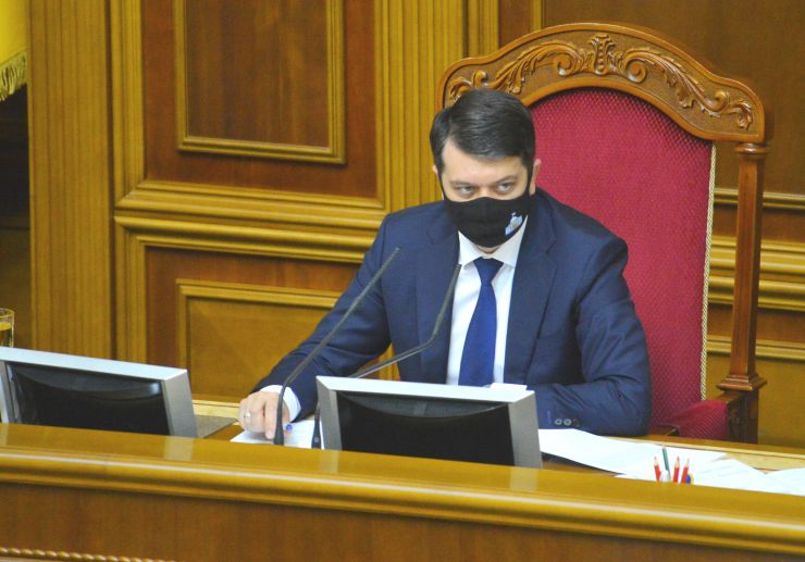 Пленарне засідання Верховної Ради України.

Голова Верховної Ради України Дмитро Разумков відкрив пленарне засідання.
Народні депутати продовжують розглядати правки до законопроекту про внесення змін до Земельного кодексу України та інших законодавчих актів щодо удосконалення системи управління та дерегуляції у сфері земельних відносин №2194. Дмитро Разумков 
