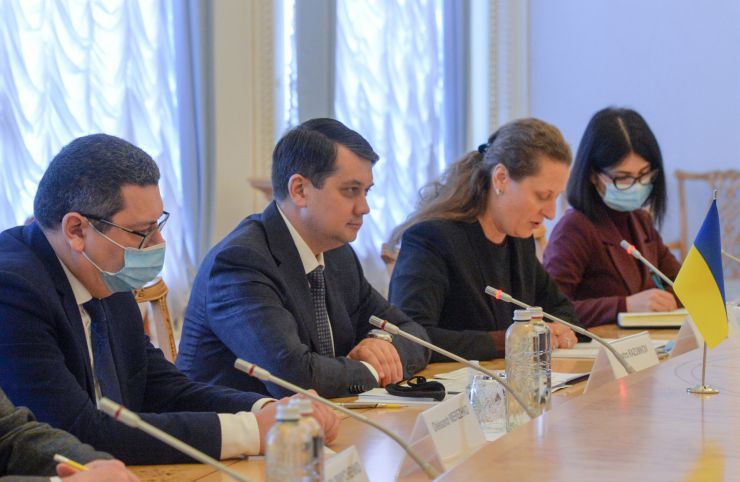 Голова Верховної Ради України Дмитро Разумков зустрівся з міністром закордонних справ Естонської республіки Євою-Марією Ліімец, міністром закордонних справ Латвійської Республіки Едгаром Рінкевичсом, міністром закордонних справ Литовської Республіки Габріелюсом Ландсбергісом