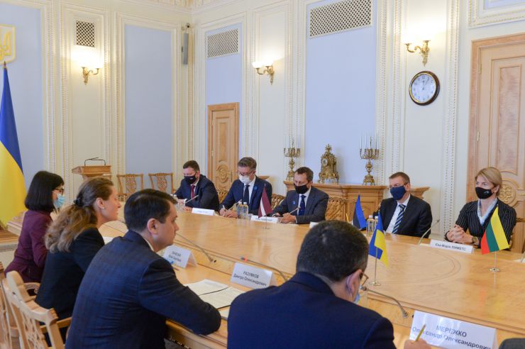 Голова Верховної Ради України Дмитро Разумков зустрівся з міністром закордонних справ Естонської республіки Євою-Марією Ліімец, міністром закордонних справ Латвійської Республіки Едгаром Рінкевичсом, міністром закордонних справ Литовської Республіки Габріелюсом Ландсбергісом