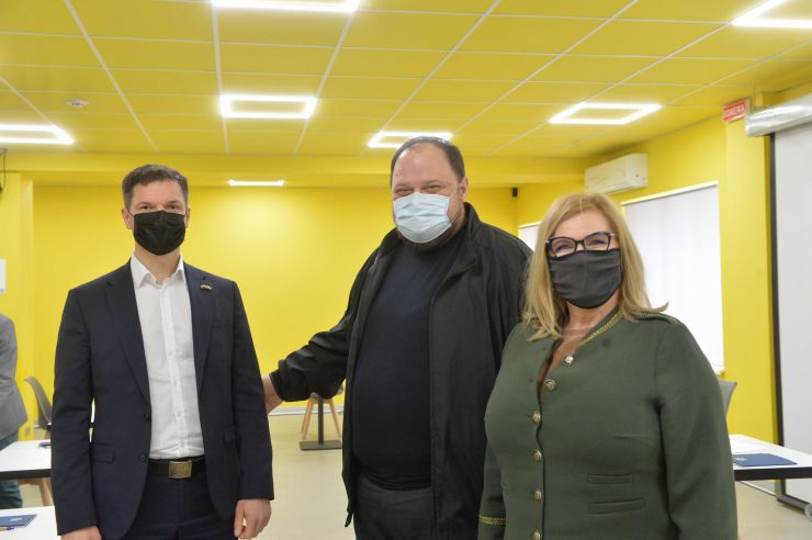 Перший Заступник Голови Верховної Ради України Руслан Стефанчук здійснив робочу поїздку на Донеччину. Донецька область, місто Маріуполь.
Разом з Першим заступником Голови Парламенту взяли участь парламентарії країн Люблінського трикутника: віцемаршалка Сейму Республіки Польща пані Малгожата Госєвська та віцеспікер Сейму Литовської Республіки пан Паулюс Саударґас.
Європейські посадовці зможуть на власні очі побачити та дати оцінку ситуації на сході України, обговорити питання безпекового співробітництва і протидії російській агресії.

Проведення зустрічі у форматі L3 (Люблинський трикутник)

