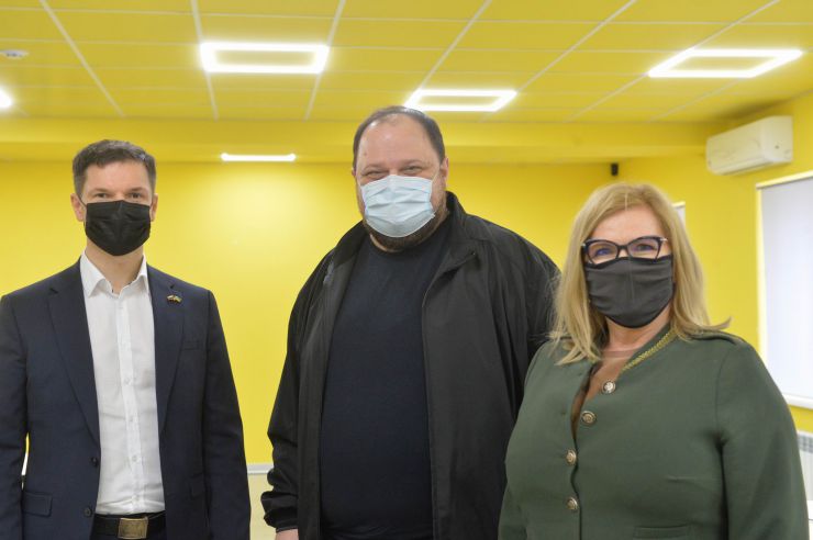 Перший Заступник Голови Верховної Ради України Руслан Стефанчук здійснив робочу поїздку на Донеччину. Донецька область, місто Маріуполь.
Разом з Першим заступником Голови Парламенту взяли участь парламентарії країн Люблінського трикутника: віцемаршалка Сейму Республіки Польща пані Малгожата Госєвська та віцеспікер Сейму Литовської Республіки пан Паулюс Саударґас.
Європейські посадовці зможуть на власні очі побачити та дати оцінку ситуації на сході України, обговорити питання безпекового співробітництва і протидії російській агресії.

Проведення зустрічі у форматі L3 (Люблинський трикутник)
