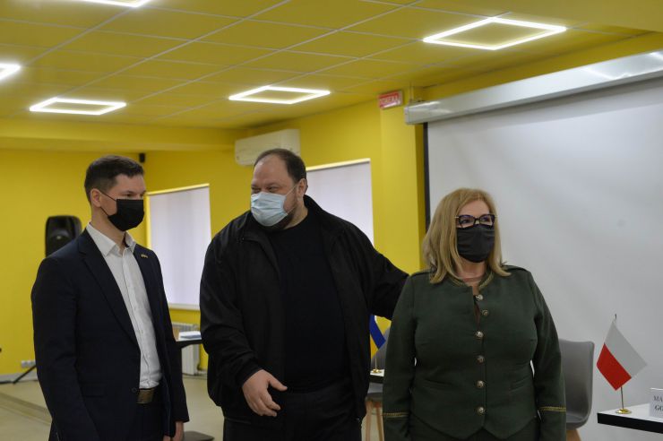 Перший Заступник Голови Верховної Ради України Руслан Стефанчук здійснив робочу поїздку на Донеччину. Донецька область, місто Маріуполь.
Разом з Першим заступником Голови Парламенту взяли участь парламентарії країн Люблінського трикутника: віцемаршалка Сейму Республіки Польща пані Малгожата Госєвська та віцеспікер Сейму Литовської Республіки пан Паулюс Саударґас.
Європейські посадовці зможуть на власні очі побачити та дати оцінку ситуації на сході України, обговорити питання безпекового співробітництва і протидії російській агресії.

Проведення зустрічі у форматі L3 (Люблинський трикутник)
