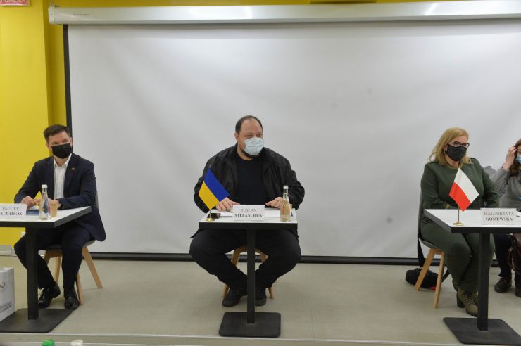 Перший Заступник Голови Верховної Ради України Руслан Стефанчук здійснив робочу поїздку на Донеччину. Донецька область, місто Маріуполь.
Разом з Першим заступником Голови Парламенту взяли участь парламентарії країн Люблінського трикутника: віцемаршалка Сейму Республіки Польща пані Малгожата Госєвська та віцеспікер Сейму Литовської Республіки пан Паулюс Саударґас.
Європейські посадовці зможуть на власні очі побачити та дати оцінку ситуації на сході України, обговорити питання безпекового співробітництва і протидії російській агресії.

Проведення зустрічі у форматі L3 (Люблинський трикутник)
