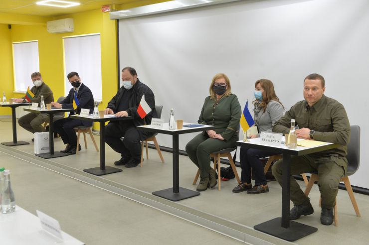 Перший Заступник Голови Верховної Ради України Руслан Стефанчук здійснив робочу поїздку на Донеччину. Донецька область, місто Маріуполь.
Разом з Першим заступником Голови Парламенту взяли участь парламентарії країн Люблінського трикутника: віцемаршалка Сейму Республіки Польща пані Малгожата Госєвська та віцеспікер Сейму Литовської Республіки пан Паулюс Саударґас.
Європейські посадовці зможуть на власні очі побачити та дати оцінку ситуації на сході України, обговорити питання безпекового співробітництва і протидії російській агресії.

Проведення зустрічі у форматі L3 (Люблинський трикутник)
