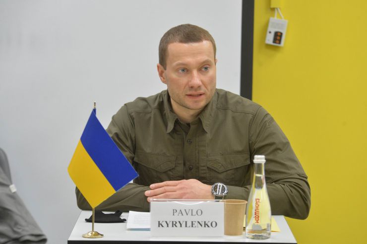 Перший Заступник Голови Верховної Ради України Руслан Стефанчук здійснив робочу поїздку на Донеччину. Донецька область, місто Маріуполь.
Разом з Першим заступником Голови Парламенту взяли участь парламентарії країн Люблінського трикутника: віцемаршалка Сейму Республіки Польща пані Малгожата Госєвська та віцеспікер Сейму Литовської Республіки пан Паулюс Саударґас.
Європейські посадовці зможуть на власні очі побачити та дати оцінку ситуації на сході України, обговорити питання безпекового співробітництва і протидії російській агресії.

Проведення зустрічі у форматі L3 (Люблинський трикутник). Голова облдержадміністрації, керівник обласної військово-цивільної адміністрації Павло КИРИЛЕНКО.
