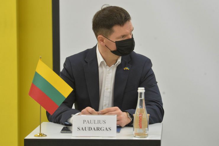 Перший Заступник Голови Верховної Ради України Руслан Стефанчук здійснив робочу поїздку на Донеччину. Донецька область, місто Маріуполь.
Разом з Першим заступником Голови Парламенту взяли участь парламентарії країн Люблінського трикутника: віцемаршалка Сейму Республіки Польща пані Малгожата Госєвська та віцеспікер Сейму Литовської Республіки пан Паулюс Саударґас.
Європейські посадовці зможуть на власні очі побачити та дати оцінку ситуації на сході України, обговорити питання безпекового співробітництва і протидії російській агресії.

Проведення зустрічі у форматі L3 (Люблинський трикутник). Віцеспікер Сейму Литовської Республіки пан Паулюс Саударґас
