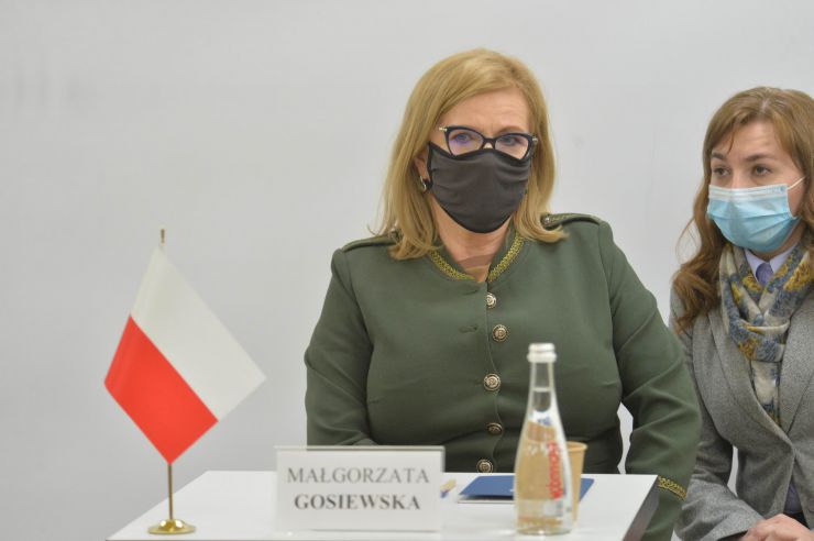 Перший Заступник Голови Верховної Ради України Руслан Стефанчук здійснив робочу поїздку на Донеччину. Донецька область, місто Маріуполь.
Разом з Першим заступником Голови Парламенту взяли участь парламентарії країн Люблінського трикутника: віцемаршалка Сейму Республіки Польща пані Малгожата Госєвська та віцеспікер Сейму Литовської Республіки пан Паулюс Саударґас.
Європейські посадовці зможуть на власні очі побачити та дати оцінку ситуації на сході України, обговорити питання безпекового співробітництва і протидії російській агресії.

Проведення зустрічі у форматі L3 (Люблинський трикутник).
Віцемаршалка Сейму Республіки Польща пані Малгожата Госєвська та 
