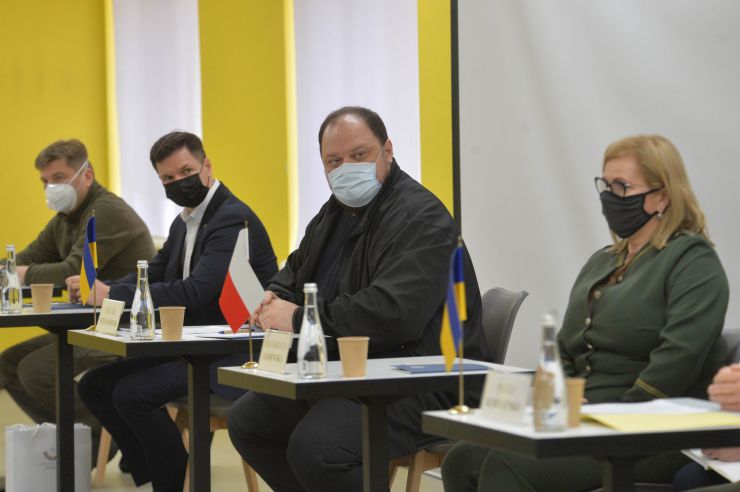 Перший Заступник Голови Верховної Ради України Руслан Стефанчук здійснив робочу поїздку на Донеччину. Донецька область, місто Маріуполь.
Разом з Першим заступником Голови Парламенту взяли участь парламентарії країн Люблінського трикутника: віцемаршалка Сейму Республіки Польща пані Малгожата Госєвська та віцеспікер Сейму Литовської Республіки пан Паулюс Саударґас.
Європейські посадовці зможуть на власні очі побачити та дати оцінку ситуації на сході України, обговорити питання безпекового співробітництва і протидії російській агресії.

Проведення зустрічі у форматі L3 (Люблинський трикутник)
