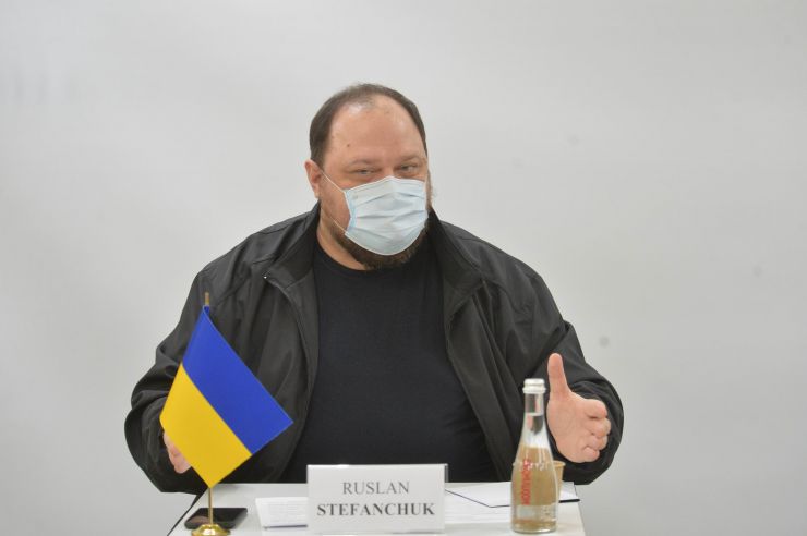 Перший Заступник Голови Верховної Ради України Руслан Стефанчук здійснив робочу поїздку на Донеччину. Донецька область, місто Маріуполь.
Разом з Першим заступником Голови Парламенту взяли участь парламентарії країн Люблінського трикутника: віцемаршалка Сейму Республіки Польща пані Малгожата Госєвська та віцеспікер Сейму Литовської Республіки пан Паулюс Саударґас.
Європейські посадовці зможуть на власні очі побачити та дати оцінку ситуації на сході України, обговорити питання безпекового співробітництва і протидії російській агресії.

Проведення зустрічі у форматі L3 (Люблинський трикутник)
