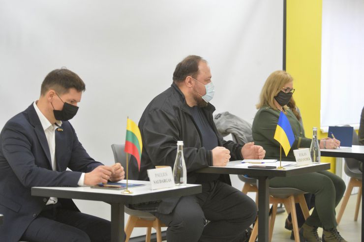 Перший Заступник Голови Верховної Ради України Руслан Стефанчук здійснив робочу поїздку на Донеччину. Донецька область, місто Маріуполь.
Разом з Першим заступником Голови Парламенту взяли участь парламентарії країн Люблінського трикутника: віцемаршалка Сейму Республіки Польща пані Малгожата Госєвська та віцеспікер Сейму Литовської Республіки пан Паулюс Саударґас.
Європейські посадовці зможуть на власні очі побачити та дати оцінку ситуації на сході України, обговорити питання безпекового співробітництва і протидії російській агресії.

Проведення зустрічі у форматі L3 (Люблинський трикутник)
