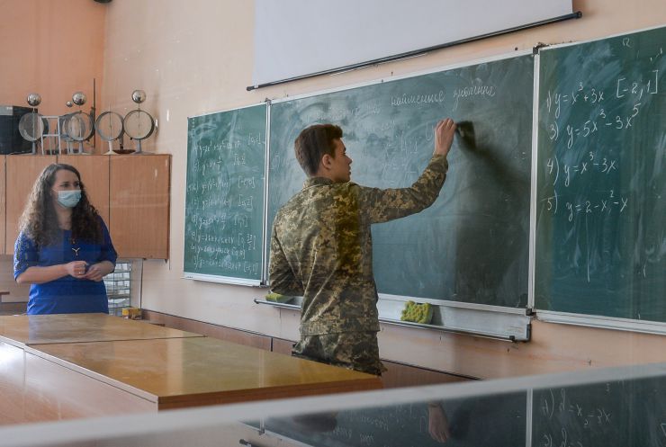Робоча поїздка  Голови Верховної Ради України Дмитра Разумкова до Волинської області.
 Переїзд до Волинського обласного ліцею з посиленою військово-фізичною підготовкою імені Героїв Небесної Сотні. (м. Луцьк, вул. Гулака-Артемовського, 13-А).
Ознайомлення з роботою навчального закладу.
