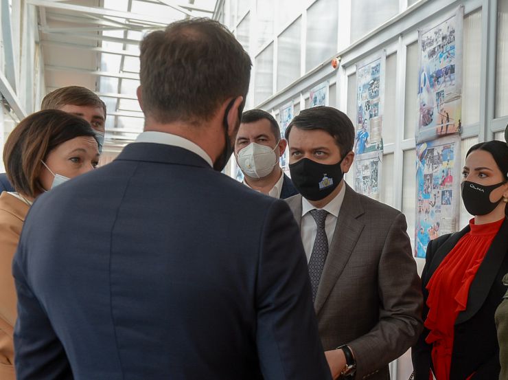 Робоча поїздка  Голови Верховної Ради України Дмитра Разумкова до Волинської області.
 Переїзд до Волинського обласного ліцею з посиленою військово-фізичною підготовкою імені Героїв Небесної Сотні. (м. Луцьк, вул. Гулака-Артемовського, 13-А).
Ознайомлення з роботою навчального закладу.
