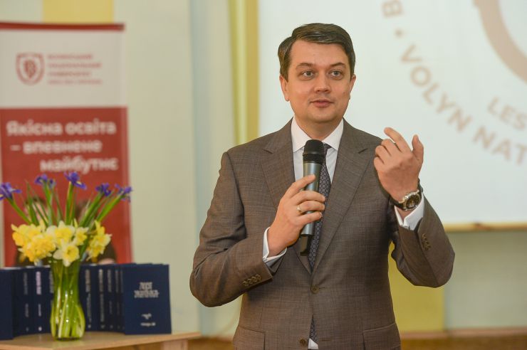 Робоча поїздка  Голови Верховної Ради України Дмитра Разумкова до Волинської області.
Переїзд до Волинського національного університету імені Лесі Українки. (м. Луцьк, проспект Волі, 13).
Ознайомлення з науково-педагогічною діяльністю навчального закладу.
