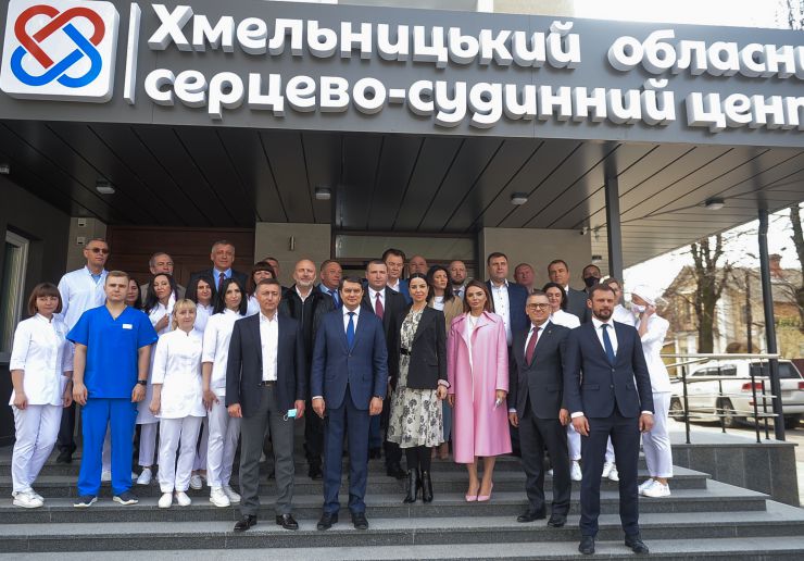 Робоча поїздка  Голови Верховної Ради України Дмитра Разумкова до Хмельницької області.
КНП «Хмельницький обласний серцево-судинний центр» Хмельницької обласної ради. (м.Хмельницький, вул. Володимирська, 85).
Участь Голови Верховної Ради України Д.О. РАЗУМКОВА в урочистій церемонії відкриття реконструйованого корпусу кардіологічного диспансеру.
Підхід до преси.
