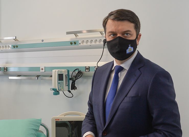 Робоча поїздка  Голови Верховної Ради України Дмитра Разумкова до Хмельницької області.
КНП «Хмельницький обласний серцево-судинний центр» Хмельницької обласної ради. (м.Хмельницький, вул. Володимирська, 85).
Участь Голови Верховної Ради України Д.О. РАЗУМКОВА в урочистій церемонії відкриття реконструйованого корпусу кардіологічного диспансеру.
Підхід до преси.
