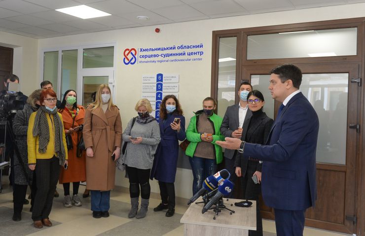 Робоча поїздка  Голови Верховної Ради України Дмитра Разумкова до Хмельницької області.
КНП «Хмельницький обласний серцево-судинний центр» Хмельницької обласної ради. (м.Хмельницький, вул. Володимирська, 85).
Участь Голови Верховної Ради України Д.О. РАЗУМКОВА в урочистій церемонії відкриття реконструйованого корпусу кардіологічного диспансеру.
Підхід до преси.
