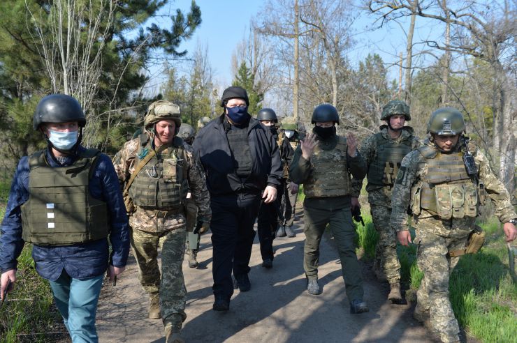 Перший Заступник Голови Верховної Ради України Руслан Стефанчук здійснив робочу поїздку на Донеччину.
Ознайомлення з районом оборони с. Широкіне
