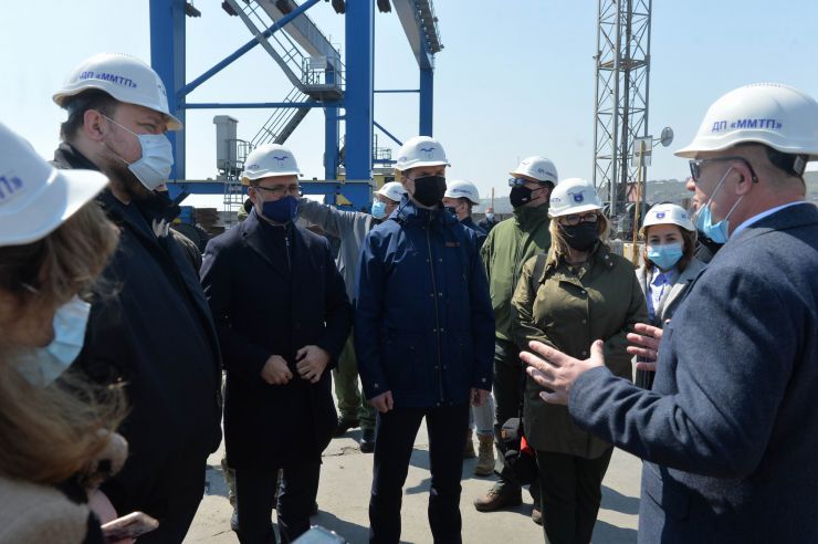 Перший Заступник Голови Верховної Ради України Руслан Стефанчук здійснив робочу поїздку на Донеччину. Делегація ознайомилась з роботою порту м. Маріуполь

Донецька область, м.   Маріуполь
Проведення зустрічі у форматі L3 (Люблинський трикутник)
1. Перший заступник Голови Верховної Ради України Руслан СТЕФАНЧУК; 
2. Віце-маршалок Сейму Республіки Польща пані Малгожата Марія ГОШЄВСЬКА;
3. Віце-спікер Сейму Литовської Республіки Паулюс САУДАРГАС;
4. Голова облдержадміністрації, керівник обласної військово-цивільної адміністрації Павло КИРИЛЕНКО.

Зустрічає та надає пояснення:
Начальник служби з адміністративних та соціальних питань державного підприємства «Маріупольський морський торговельний порт» Олексій ЛАДНИЙ.
