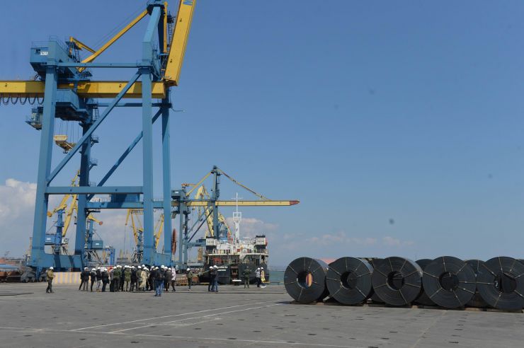 Перший Заступник Голови Верховної Ради України Руслан Стефанчук здійснив робочу поїздку на Донеччину. Делегація ознайомилась з роботою порту м. Маріуполь

Донецька область, м.   Маріуполь
Проведення зустрічі у форматі L3 (Люблинський трикутник)
1. Перший заступник Голови Верховної Ради України Руслан СТЕФАНЧУК; 
2. Віце-маршалок Сейму Республіки Польща пані Малгожата Марія ГОШЄВСЬКА;
3. Віце-спікер Сейму Литовської Республіки Паулюс САУДАРГАС;
4. Голова облдержадміністрації, керівник обласної військово-цивільної адміністрації Павло КИРИЛЕНКО.

Зустрічає та надає пояснення:
Начальник служби з адміністративних та соціальних питань державного підприємства «Маріупольський морський торговельний порт» Олексій ЛАДНИЙ.
