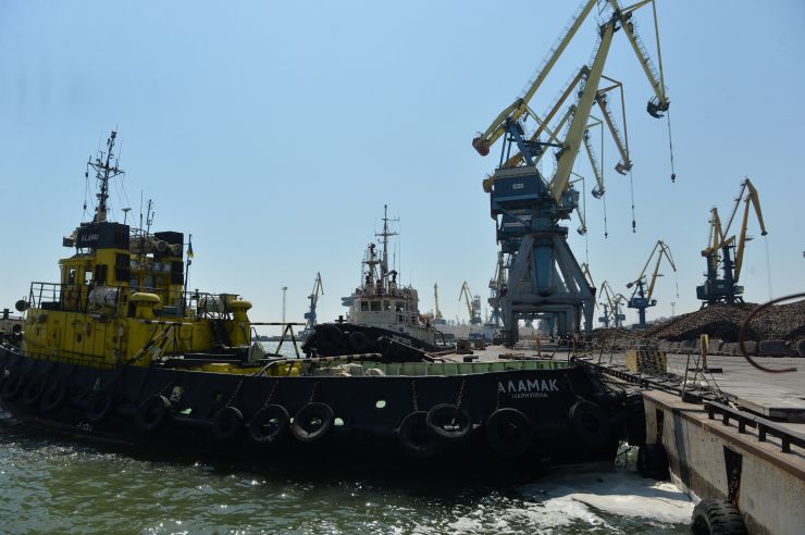 Перший Заступник Голови Верховної Ради України Руслан Стефанчук здійснив робочу поїздку на Донеччину. Делегація ознайомилась з роботою порту м. Маріуполь

Донецька область, м.   Маріуполь
Проведення зустрічі у форматі L3 (Люблинський трикутник)
1. Перший заступник Голови Верховної Ради України Руслан СТЕФАНЧУК; 
2. Віце-маршалок Сейму Республіки Польща пані Малгожата Марія ГОШЄВСЬКА;
3. Віце-спікер Сейму Литовської Республіки Паулюс САУДАРГАС;
4. Голова облдержадміністрації, керівник обласної військово-цивільної адміністрації Павло КИРИЛЕНКО.

Зустрічає та надає пояснення:
Начальник служби з адміністративних та соціальних питань державного підприємства «Маріупольський морський торговельний порт» Олексій ЛАДНИЙ.
