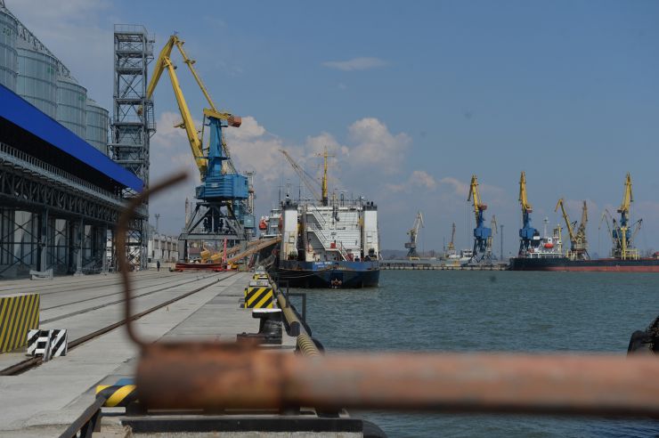Перший Заступник Голови Верховної Ради України Руслан Стефанчук здійснив робочу поїздку на Донеччину. Делегація ознайомилась з роботою порту м. Маріуполь

Донецька область, м.   Маріуполь
Проведення зустрічі у форматі L3 (Люблинський трикутник)
1. Перший заступник Голови Верховної Ради України Руслан СТЕФАНЧУК; 
2. Віце-маршалок Сейму Республіки Польща пані Малгожата Марія ГОШЄВСЬКА;
3. Віце-спікер Сейму Литовської Республіки Паулюс САУДАРГАС;
4. Голова облдержадміністрації, керівник обласної військово-цивільної адміністрації Павло КИРИЛЕНКО.

Зустрічає та надає пояснення:
Начальник служби з адміністративних та соціальних питань державного підприємства «Маріупольський морський торговельний порт» Олексій ЛАДНИЙ.
