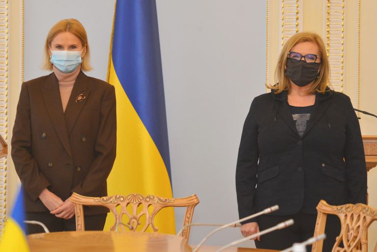 Робоча зустріч Заступниці Голови Верховної Ради України Олени Кондратюк з Віце-маршалком Сейму Республіки Польща Малгожатою-Марією Госєвською. Спільне покладання квітів і вшанування пам'яті загиблих учасників Революції Гідності на Алеї Героїв Небесної Сотні.