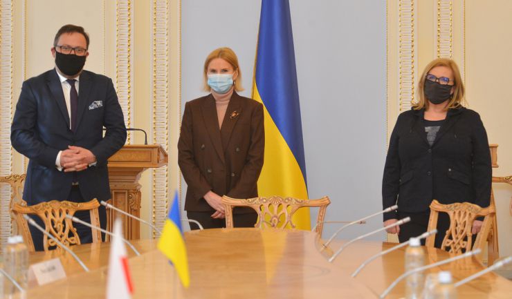 Робоча зустріч Заступниці Голови Верховної Ради України Олени Кондратюк з Віце-маршалком Сейму Республіки Польща Малгожатою-Марією Госєвською. Спільне покладання квітів і вшанування пам'яті загиблих учасників Революції Гідності на Алеї Героїв Небесної Сотні.