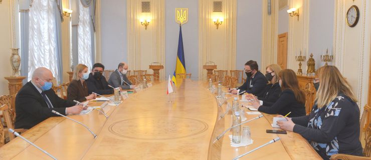 Робоча зустріч Заступниці Голови Верховної Ради України Олени Кондратюк з Віце-маршалком Сейму Республіки Польща Малгожатою-Марією Госєвською. Спільне покладання квітів і вшанування пам'яті загиблих учасників Революції Гідності на Алеї Героїв Небесної Сотні.
