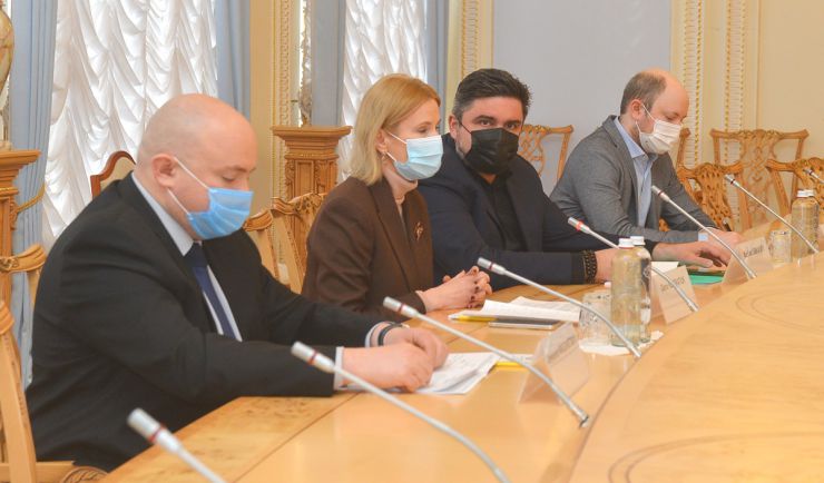 Робоча зустріч Заступниці Голови Верховної Ради України Олени Кондратюк з Віце-маршалком Сейму Республіки Польща Малгожатою-Марією Госєвською. Спільне покладання квітів і вшанування пам'яті загиблих учасників Революції Гідності на Алеї Героїв Небесної Сотні.