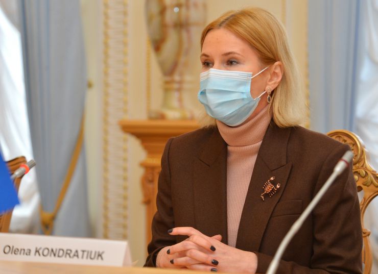 Робоча зустріч Заступниці Голови Верховної Ради України Олени Кондратюк з Віце-маршалком Сейму Республіки Польща Малгожатою-Марією Госєвською. Спільне покладання квітів і вшанування пам'яті загиблих учасників Революції Гідності на Алеї Героїв Небесної Сотні.