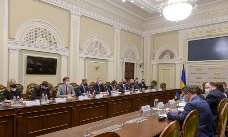 Перший заступник Голови Верховної Ради України Руслан Стефанчук зустрівся з главами комітетів у закордонних справах парламентів Естонії, Латвії та Литви Марком Міхкельсоном, Ріхардом Колсом і Жигімантасом Павільонісом.