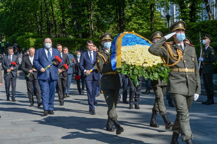 Голова Верховної Ради України Дмитро Разумков, Перший заступник Голови Руслан Стефанчук та голови комітетів Парламенту України взяли участь у церемонії вшанування пам’яті загиблих у зв’язку з 76-ю річницею Перемоги над нацизмом у Другій світовій війні 1939-1945 років та поклали квіти до пам’ятника на могилі Невідомого Солдата.