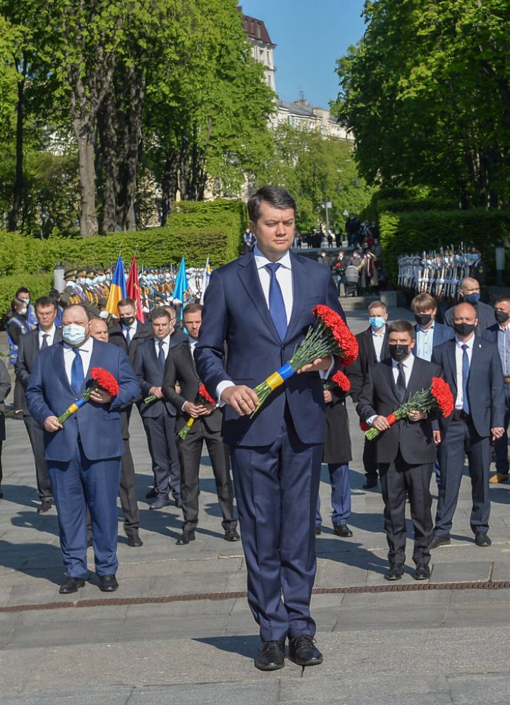 Голова Верховної Ради України Дмитро Разумков, Перший заступник Голови Руслан Стефанчук та голови комітетів Парламенту України взяли участь у церемонії вшанування пам’яті загиблих у зв’язку з 76-ю річницею Перемоги над нацизмом у Другій світовій війні 1939-1945 років та поклали квіти до пам’ятника на могилі Невідомого Солдата.
