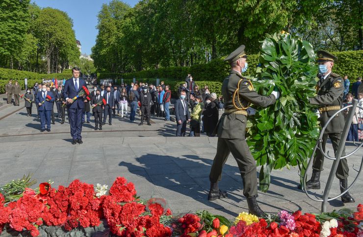 Голова Верховної Ради України Дмитро Разумков, Перший заступник Голови Руслан Стефанчук та голови комітетів Парламенту України взяли участь у церемонії вшанування пам’яті загиблих у зв’язку з 76-ю річницею Перемоги над нацизмом у Другій світовій війні 1939-1945 років та поклали квіти до пам’ятника на могилі Невідомого Солдата.