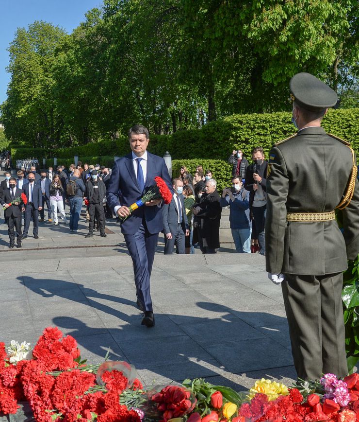 Голова Верховної Ради України Дмитро Разумков, Перший заступник Голови Руслан Стефанчук та голови комітетів Парламенту України взяли участь у церемонії вшанування пам’яті загиблих у зв’язку з 76-ю річницею Перемоги над нацизмом у Другій світовій війні 1939-1945 років та поклали квіти до пам’ятника на могилі Невідомого Солдата.