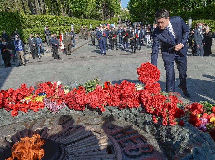 Голова Верховної Ради України Дмитро Разумков, Перший заступник Голови Руслан Стефанчук та голови комітетів Парламенту України взяли участь у церемонії вшанування пам’яті загиблих у зв’язку з 76-ю річницею Перемоги над нацизмом у Другій світовій війні 1939-1945 років та поклали квіти до пам’ятника на могилі Невідомого Солдата.