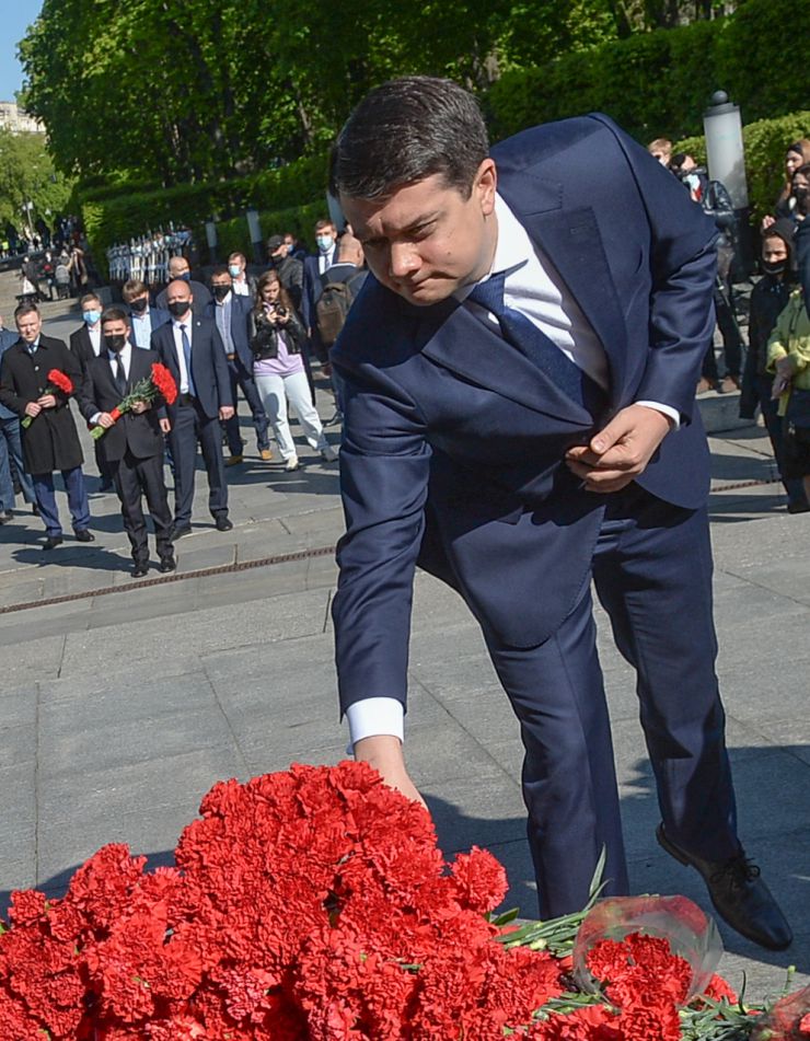 Голова Верховної Ради України Дмитро Разумков, Перший заступник Голови Руслан Стефанчук та голови комітетів Парламенту України взяли участь у церемонії вшанування пам’яті загиблих у зв’язку з 76-ю річницею Перемоги над нацизмом у Другій світовій війні 1939-1945 років та поклали квіти до пам’ятника на могилі Невідомого Солдата.