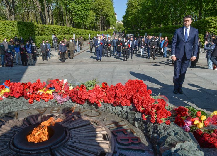 Голова Верховної Ради України Дмитро Разумков, Перший заступник Голови Руслан Стефанчук та голови комітетів Парламенту України взяли участь у церемонії вшанування пам’яті загиблих у зв’язку з 76-ю річницею Перемоги над нацизмом у Другій світовій війні 1939-1945 років та поклали квіти до пам’ятника на могилі Невідомого Солдата.