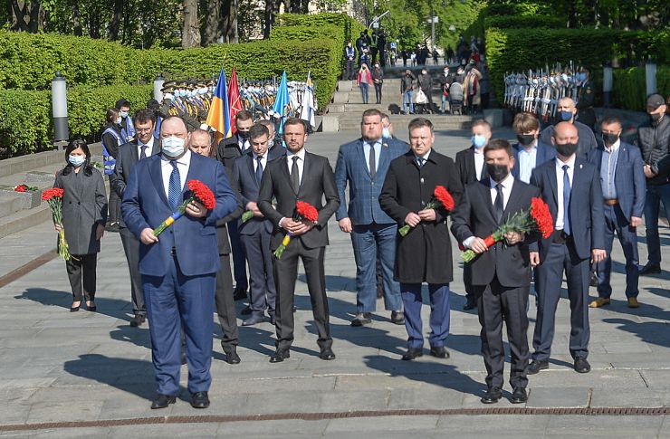 Голова Верховної Ради України Дмитро Разумков, Перший заступник Голови Руслан Стефанчук та голови комітетів Парламенту України взяли участь у церемонії вшанування пам’яті загиблих у зв’язку з 76-ю річницею Перемоги над нацизмом у Другій світовій війні 1939-1945 років та поклали квіти до пам’ятника на могилі Невідомого Солдата.