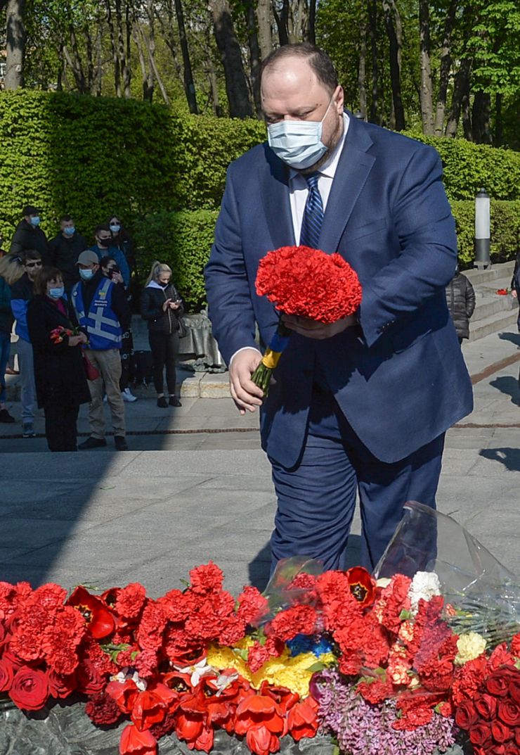 Голова Верховної Ради України Дмитро Разумков, Перший заступник Голови Руслан Стефанчук та голови комітетів Парламенту України взяли участь у церемонії вшанування пам’яті загиблих у зв’язку з 76-ю річницею Перемоги над нацизмом у Другій світовій війні 1939-1945 років та поклали квіти до пам’ятника на могилі Невідомого Солдата.