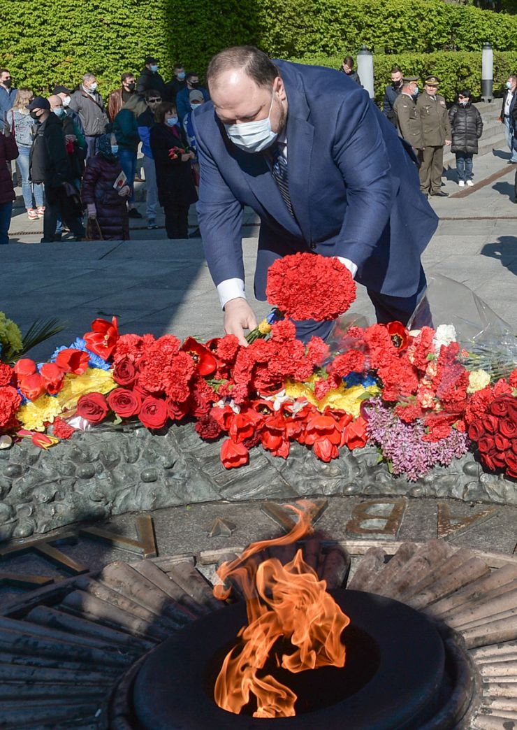 Голова Верховної Ради України Дмитро Разумков, Перший заступник Голови Руслан Стефанчук та голови комітетів Парламенту України взяли участь у церемонії вшанування пам’яті загиблих у зв’язку з 76-ю річницею Перемоги над нацизмом у Другій світовій війні 1939-1945 років та поклали квіти до пам’ятника на могилі Невідомого Солдата.